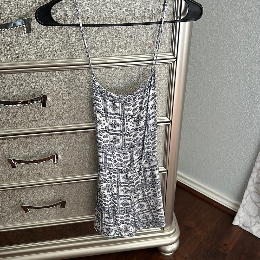 Size medium paisley print cross-back strappy romper with pockets
